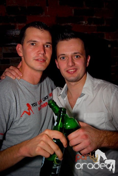 Studenţii continuă distracţia în Club Escape,