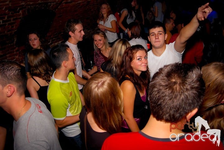 Studenţii continuă distracţia în Club Escape,
