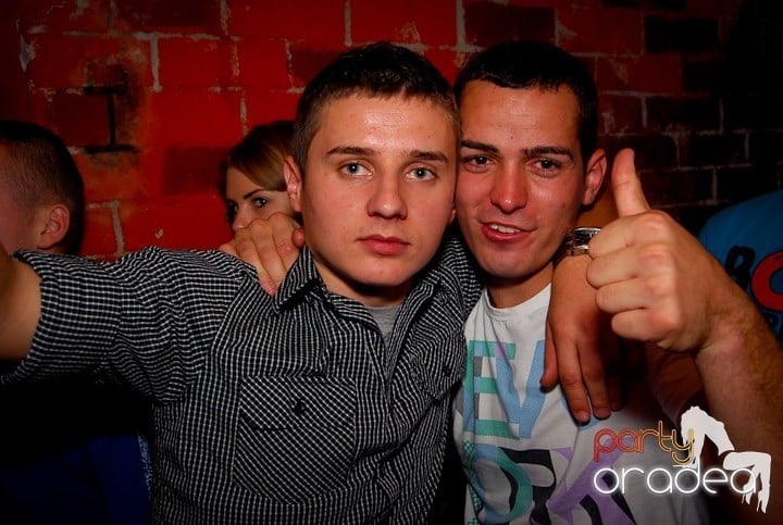 Studenţii continuă distracţia în Club Escape,