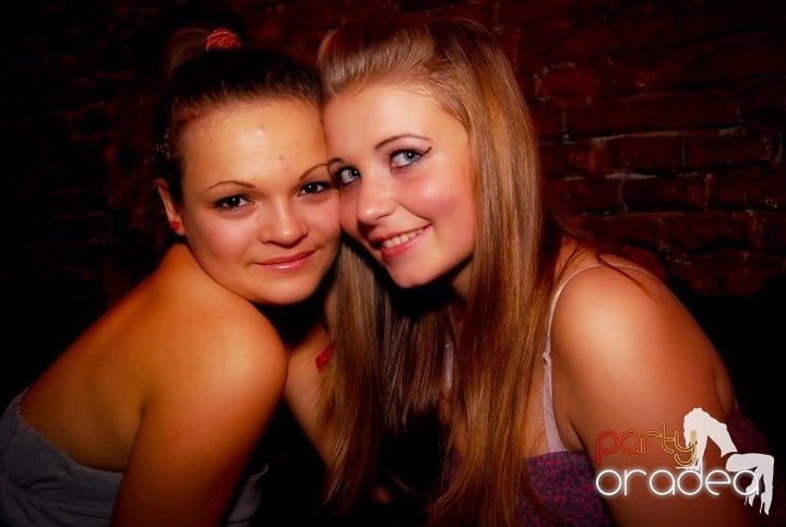Studenţii continuă distracţia în Club Escape,