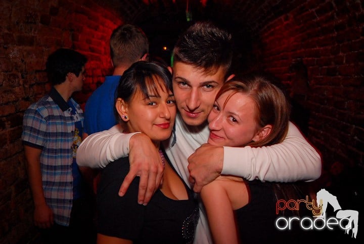 Studenţii continuă distracţia în Club Escape,