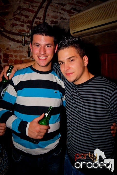 Studenţii continuă distracţia în Club Escape,
