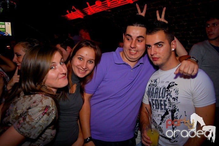 Studenţii continuă distracţia în Club Escape,