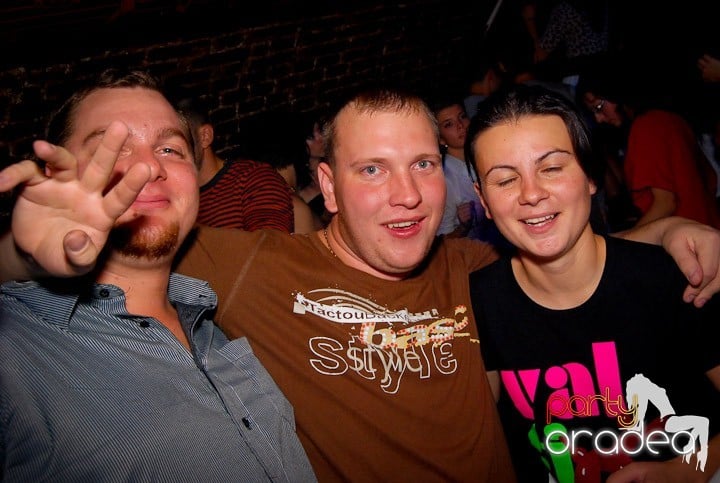 Studenţii continuă distracţia în Club Escape,