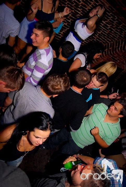 Studenţii continuă distracţia în Club Escape,
