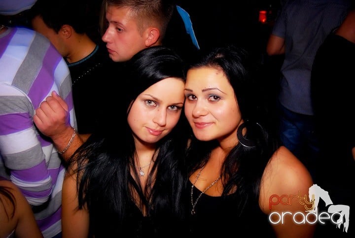 Studenţii continuă distracţia în Club Escape,