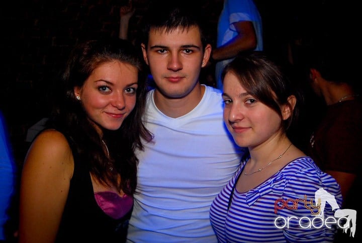 Studenţii continuă distracţia în Club Escape,