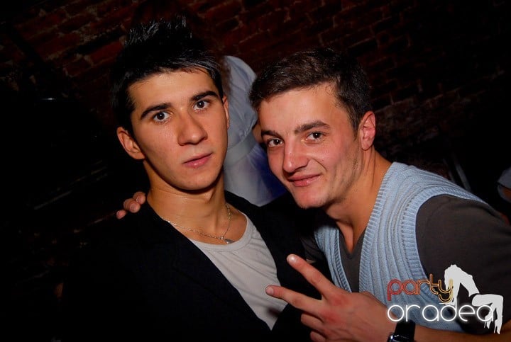 Studenţii continuă distracţia în Club Escape,