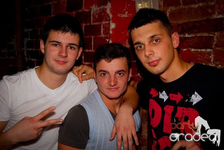 Studenţii continuă distracţia în Club Escape,