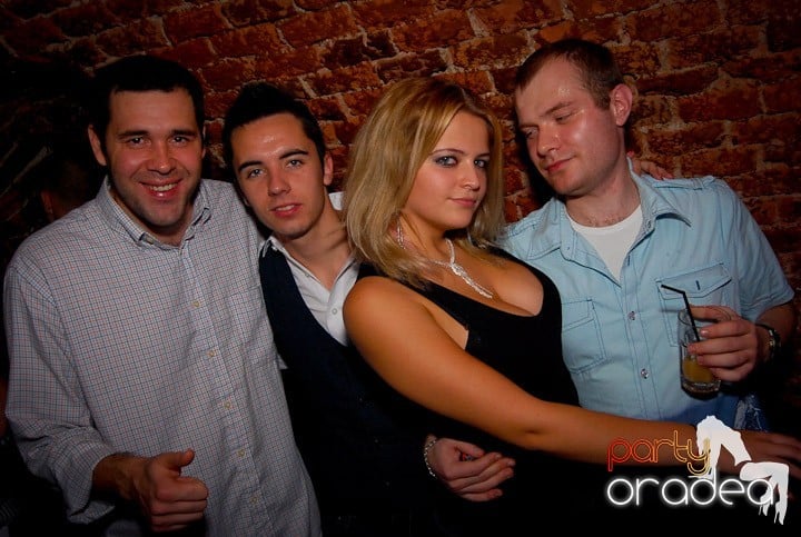 Studenţii continuă distracţia în Club Escape,