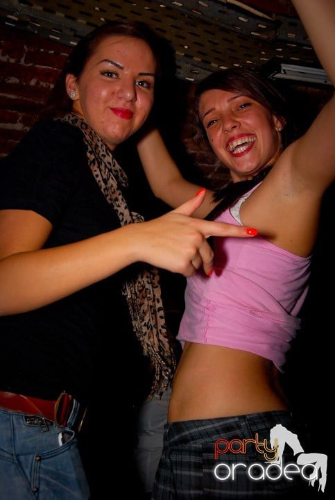 Studenţii continuă distracţia în Club Escape,