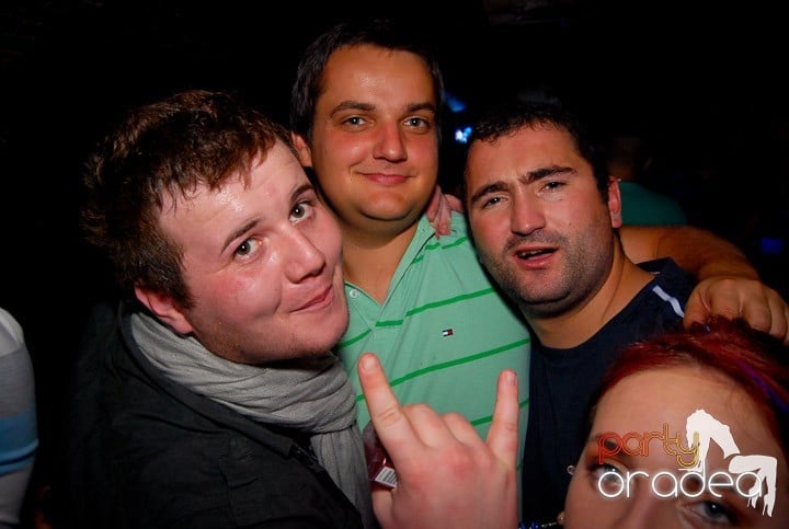 Studenţii continuă distracţia în Club Escape,