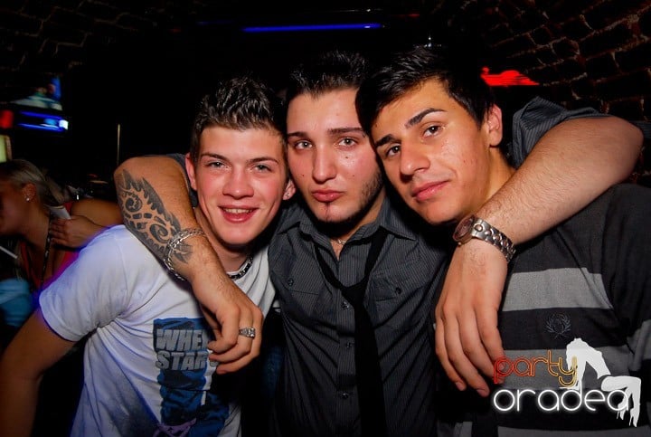 Studenţii continuă distracţia în Club Escape,