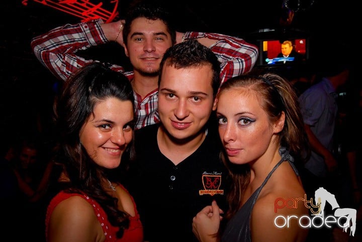 Studenţii continuă distracţia în Club Escape,