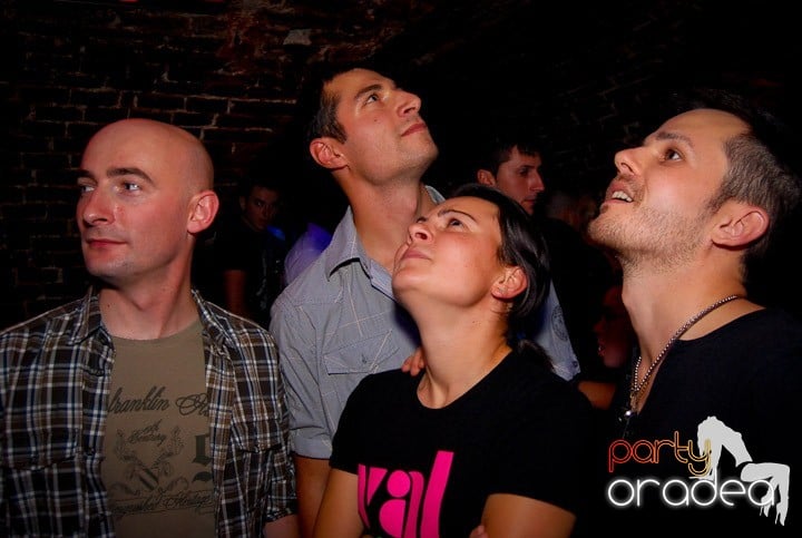 Studenţii continuă distracţia în Club Escape,