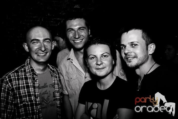 Studenţii continuă distracţia în Club Escape,