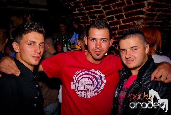 Studenţii continuă distracţia în Club Escape,