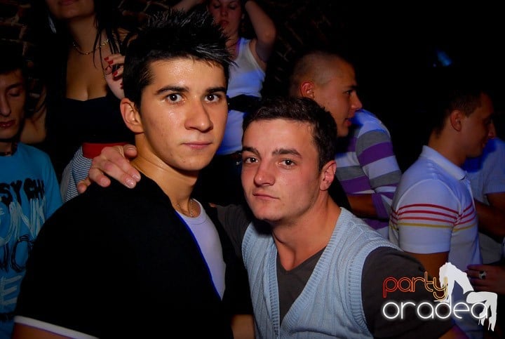 Studenţii continuă distracţia în Club Escape,