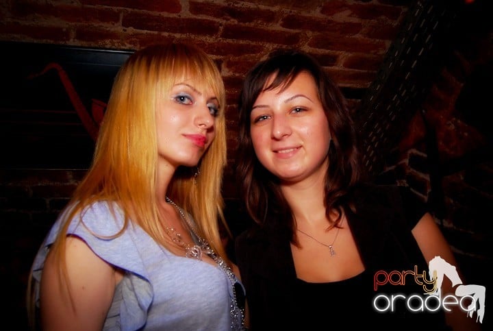 Studenţii continuă distracţia în Club Escape,