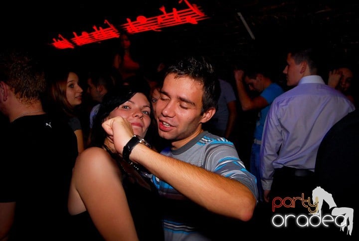 Studenţii continuă distracţia în Club Escape,