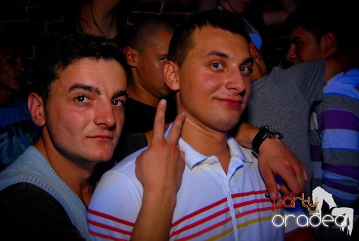 Studenţii continuă distracţia în Club Escape,