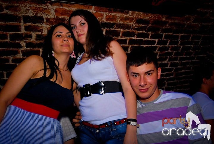 Studenţii continuă distracţia în Club Escape,