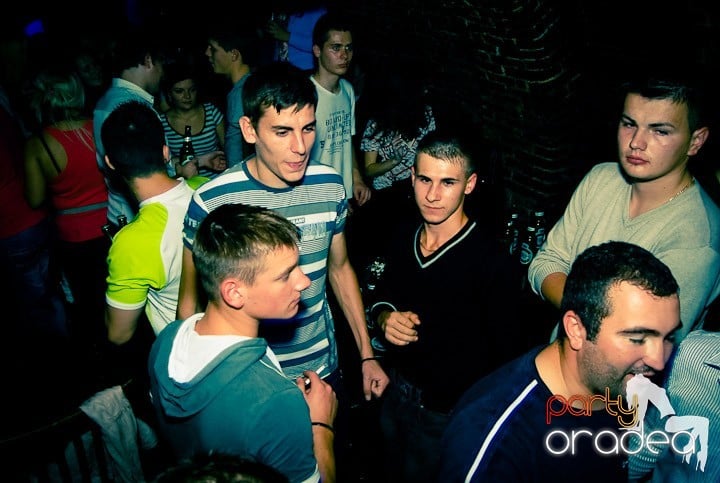 Studenţii continuă distracţia în Club Escape,