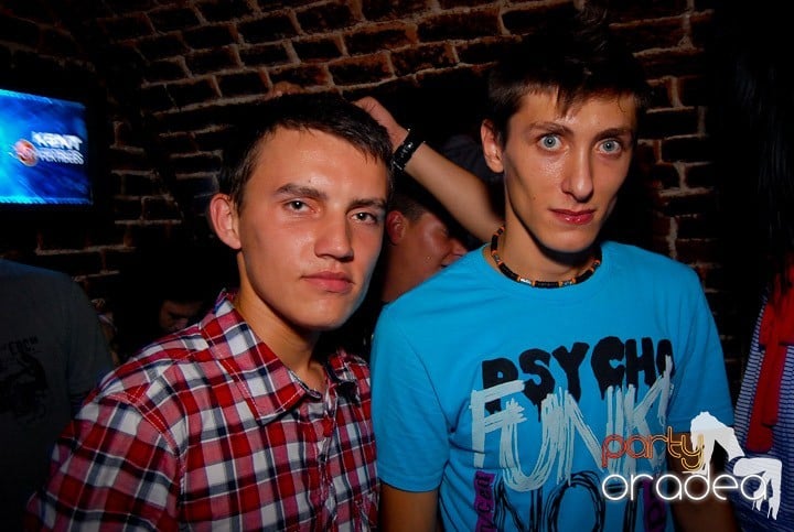 Studenţii continuă distracţia în Club Escape,