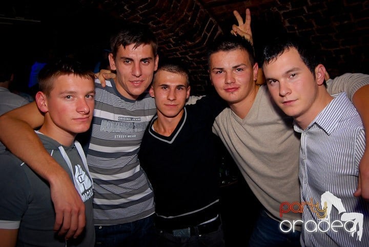 Studenţii continuă distracţia în Club Escape,
