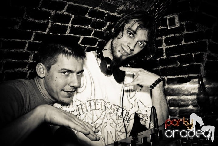 Studenţii continuă distracţia în Club Escape,
