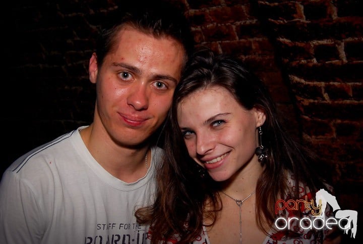 Studenţii continuă distracţia în Club Escape, 