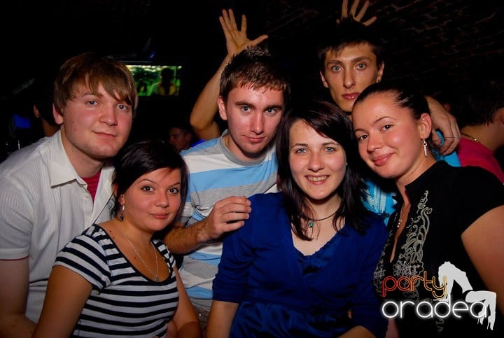 Studenţii continuă distracţia în Club Escape,