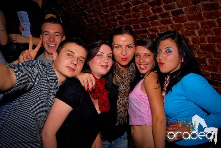 Studenţii continuă distracţia în Club Escape, 