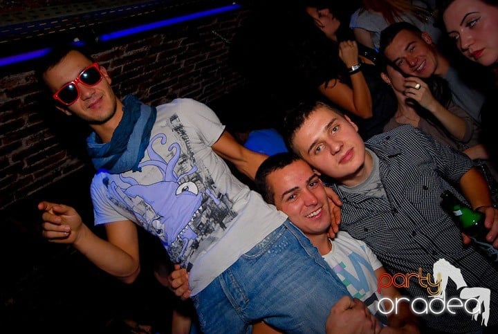 Studenţii continuă distracţia în Club Escape,
