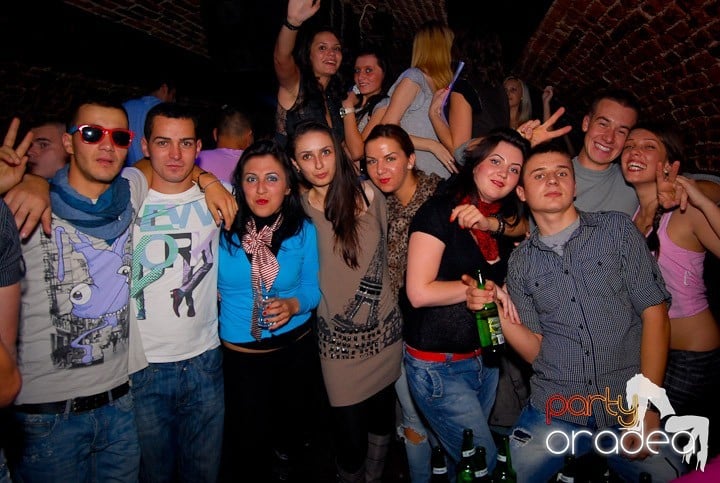 Studenţii continuă distracţia în Club Escape,