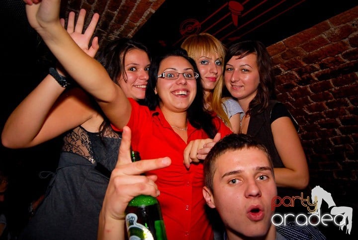 Studenţii continuă distracţia în Club Escape,