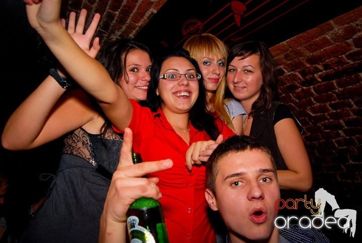 Studenţii continuă distracţia în Club Escape, 