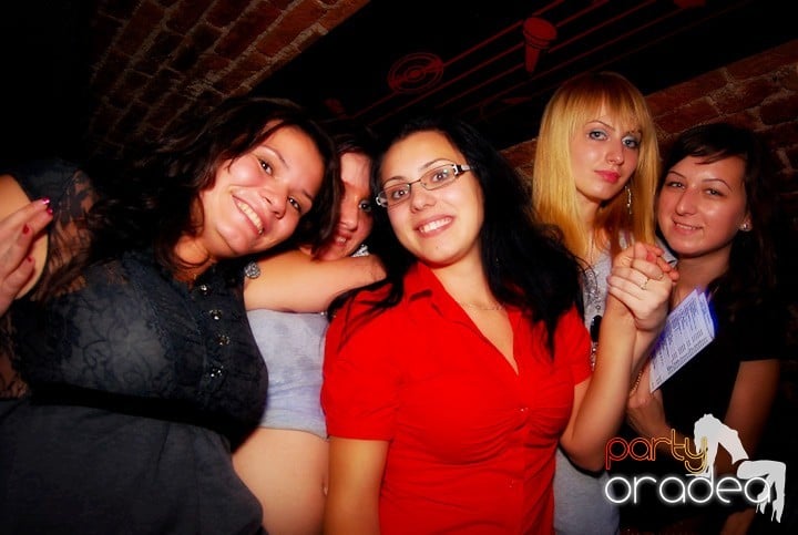 Studenţii continuă distracţia în Club Escape,