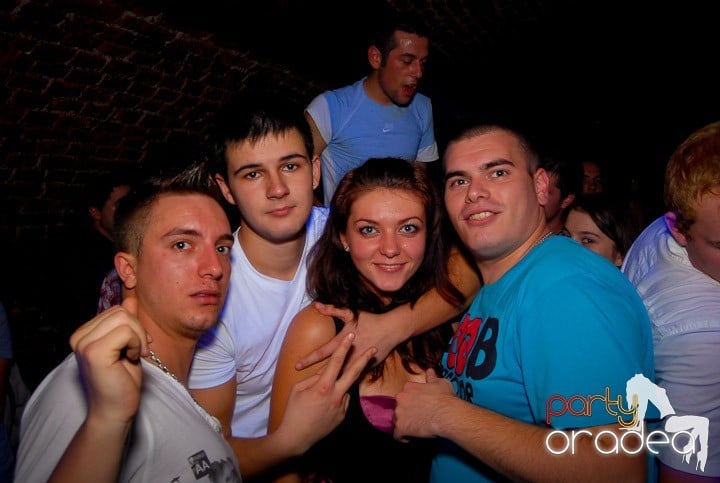 Studenţii continuă distracţia în Club Escape,