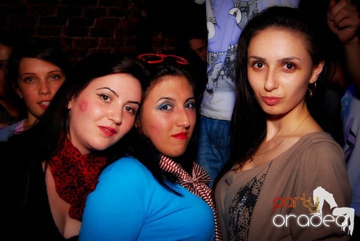 Studenţii continuă distracţia în Club Escape,