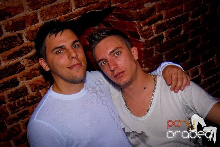 Studenţii continuă distracţia în Club Escape,