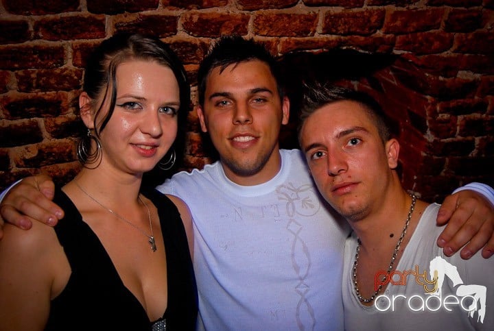 Studenţii continuă distracţia în Club Escape,