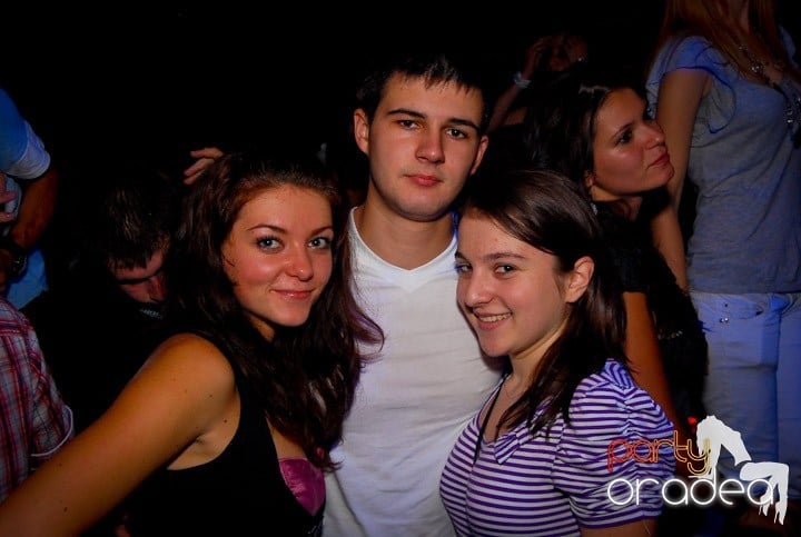 Studenţii continuă distracţia în Club Escape,