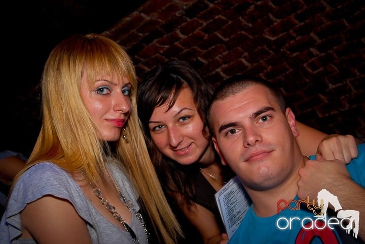 Studenţii continuă distracţia în Club Escape,