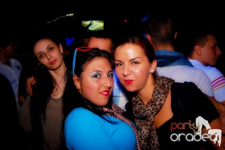 Studenţii continuă distracţia în Club Escape,