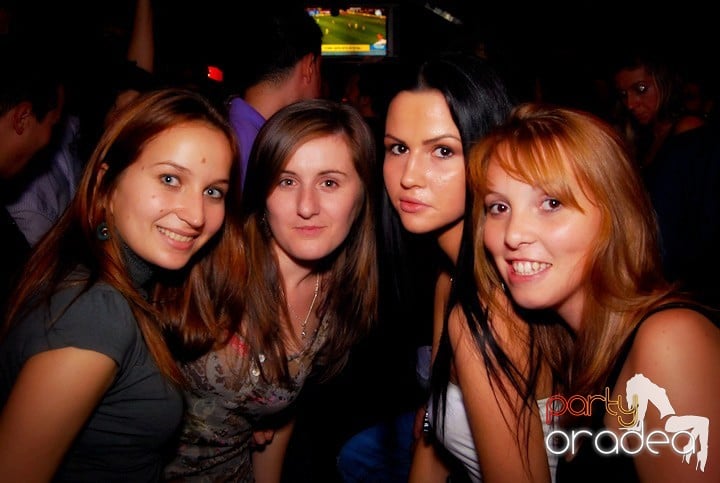 Studenţii continuă distracţia în Club Escape,