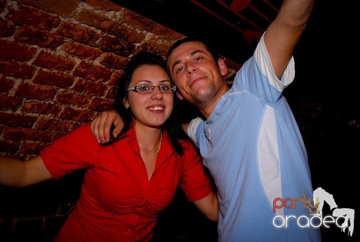 Studenţii continuă distracţia în Club Escape,