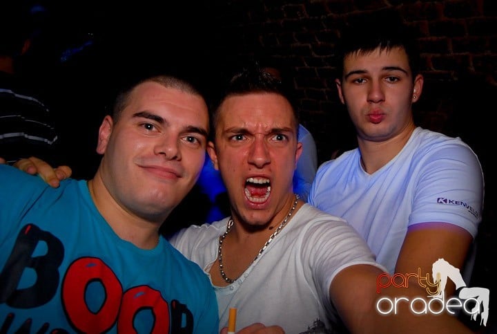 Studenţii continuă distracţia în Club Escape,