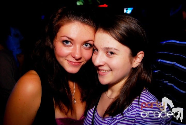 Studenţii continuă distracţia în Club Escape,