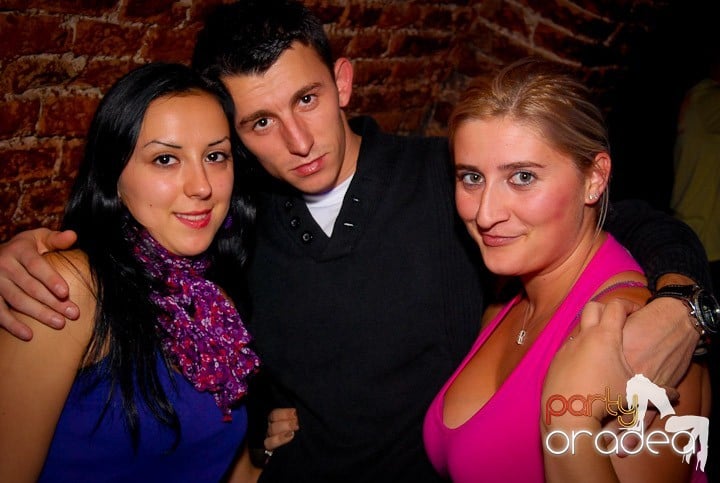 Studenţii continuă distracţia în Club Escape,